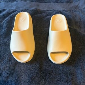 Yeezy slides Bone